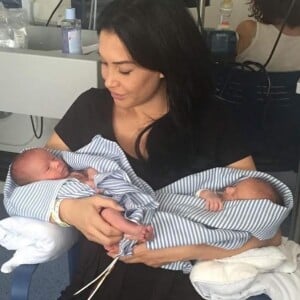 Sidonie Biémont après la naissance de ses jumeaux Zayn et Madi.