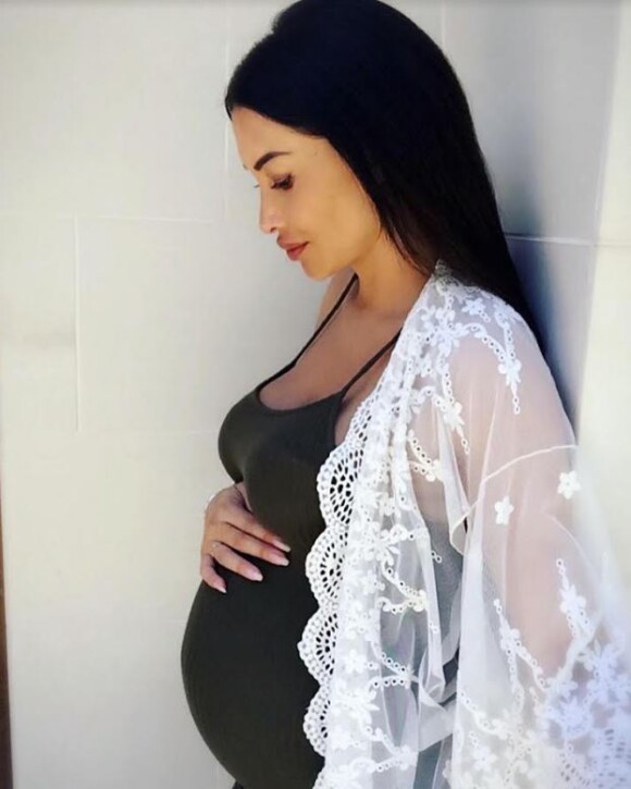 Sidonie Biémont enceinte de ses jumeaux Zayn et Madi nés en septembre 2016.