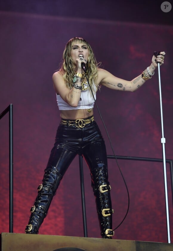 Miley Cyrus sur la scène du festival de Glastonbury le 30 juin 2019