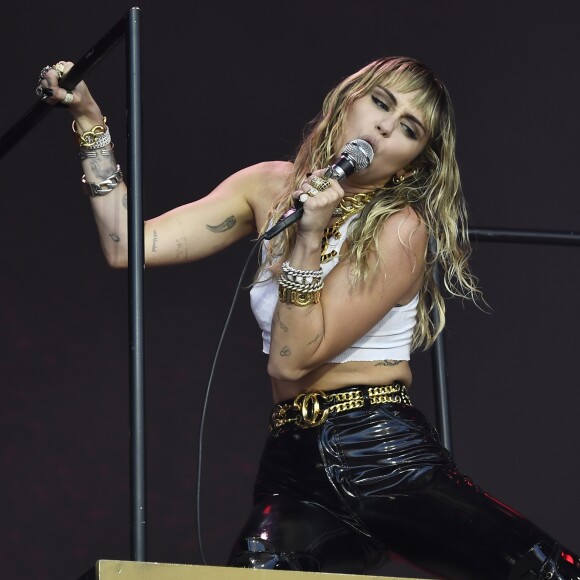 Miley Cyrus sur la scène du festival de Glastonbury le 30 juin 2019