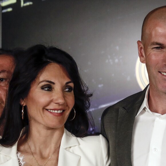 Le nouvel entraîneur du Real Madrid Zinedine Zidane et sa femme Véronique après la conférence de presse au stade Santiago Bernabeu à Madrid, Espagne, le 11 mars 2019.