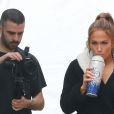 Jennifer Lopez quitte sa caravane sur le tournage du film "Queens" à New York, le 2 mai 2019.