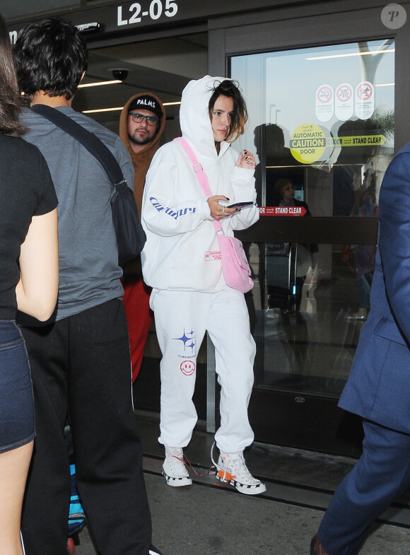 Exclusif - Bella Thorne arrive à l'aéroport de Los Angeles (LAX), le 16 juin 2019.