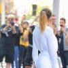 Bella Thorne pose devant les studios Buzzfeed à New York. L'actrice porte un ensemble Jacquemus : robe, sac et chaussures, le 14 juin 2019.