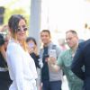 Bella Thorne pose devant les studios Buzzfeed à New York. L'actrice porte un ensemble Jacquemus : robe, sac et chaussures, le 14 juin 2019.