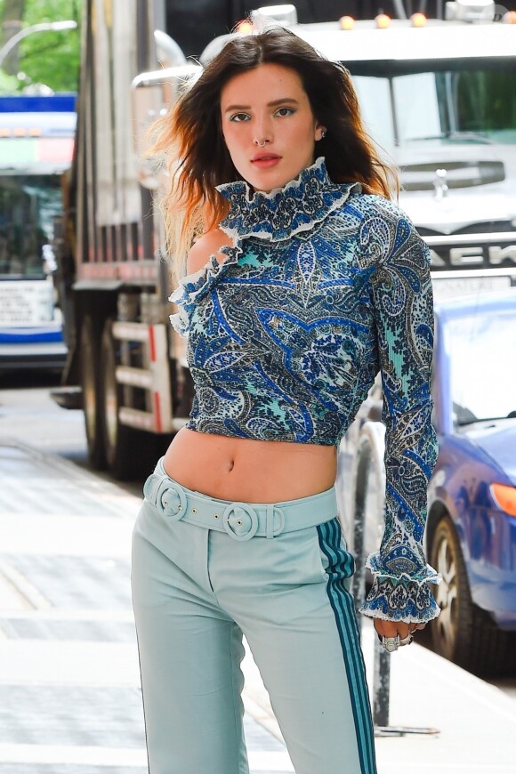 Bella Thorne défile devant les photographes dans les rues de New York, le 14 juin 2019.