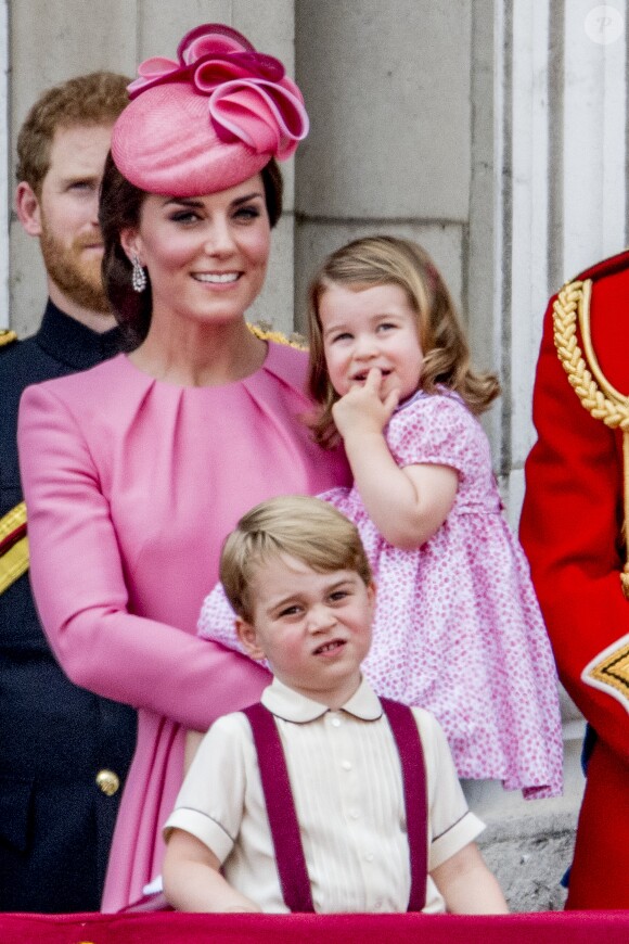 Catherine Kate Middleton, duchesse de Cambridge, la princesse Charlotte et le prince George - La famille royale d'Angleterre au balcon du palais de Buckingham pour assister à la parade "Trooping The Colour" à Londres le 17 juin 2017.