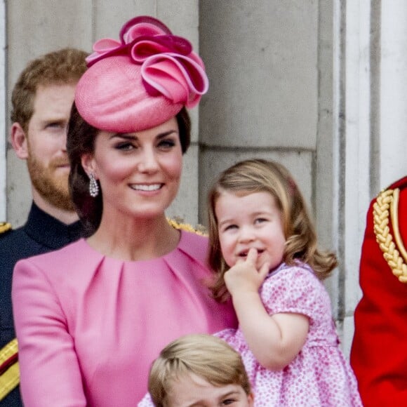 Catherine Kate Middleton, duchesse de Cambridge, la princesse Charlotte et le prince George - La famille royale d'Angleterre au balcon du palais de Buckingham pour assister à la parade "Trooping The Colour" à Londres le 17 juin 2017.