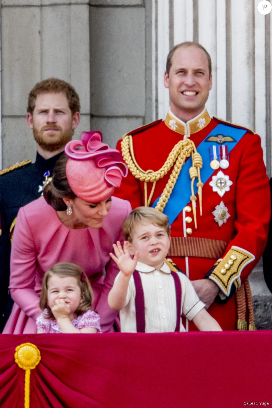 Le prince Harry, Catherine Kate Middleton, duchesse de Cambridge, la princesse Charlotte, le prince George et le prince William, duc de Cambridge - La famille royale d&#039;Angleterre au balcon du palais de Buckingham pour assister à la parade &quot;Trooping The Colour&quot; à Londres le 17 juin 2017.