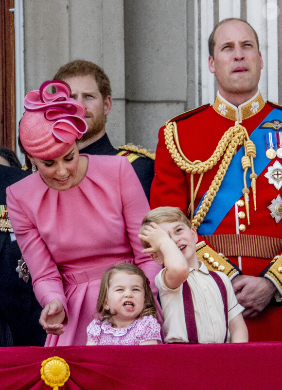 Le prince Harry, Catherine Kate Middleton, duchesse de Cambridge, la princesse Charlotte, le prince George et le prince William, duc de Cambridge - La famille royale d'Angleterre au balcon du palais de Buckingham pour assister à la parade "Trooping The Colour" à Londres le 17 juin 2017.