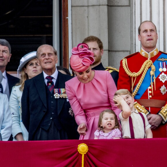 La reine Elisabeth II d'Angleterre, le prince Philip, duc d'Edimbourg, Catherine Kate Middleton, duchesse de Cambridge, la princesse Charlotte, le prince George et le prince William, duc de Cambridge - La famille royale d'Angleterre au balcon du palais de Buckingham pour assister à la parade "Trooping The Colour" à Londres le 17 juin 2017.