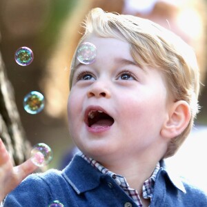 Le prince George joue avec des bulles lors d'une fête pour les enfants des familles de militaires à la maison du gouvernement à Victoria, le 29 septembre 2016, lors de la visite de la famille au Canada.