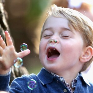 Le prince George joue avec des bulles lors d'une fête pour les enfants des familles de militaires à la maison du gouvernement à Victoria, le 29 septembre 2016, lors de la visite de la famille au Canada.