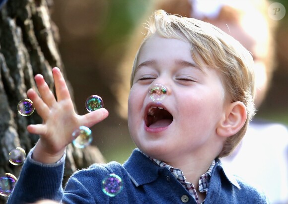 Le prince George joue avec des bulles lors d'une fête pour les enfants des familles de militaires à la maison du gouvernement à Victoria, le 29 septembre 2016, lors de la visite de la famille au Canada.