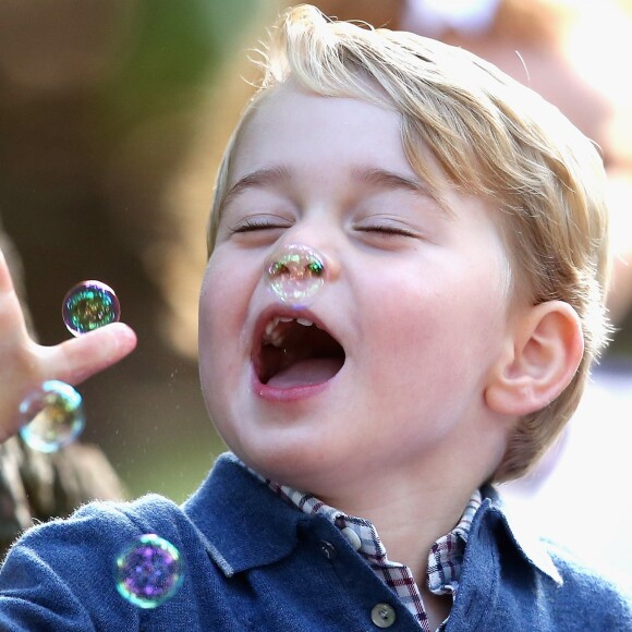 Le prince George joue avec des bulles lors d'une fête pour les enfants des familles de militaires à la maison du gouvernement à Victoria, le 29 septembre 2016, lors de la visite de la famille au Canada.