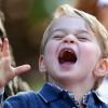 Le prince George joue avec des bulles lors d'une fête pour les enfants des familles de militaires à la maison du gouvernement à Victoria, le 29 septembre 2016, lors de la visite de la famille au Canada.