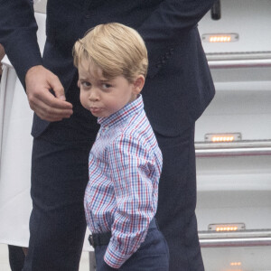 Le prince William, duc de Cambridge, et le prince George - Le couple princier d'Angleterre à leur arrivée à l'aéroport Chopin à Varsovie, à l'occasion de leur voyage de deux jours en Pologne. Le 17 juillet 2017.