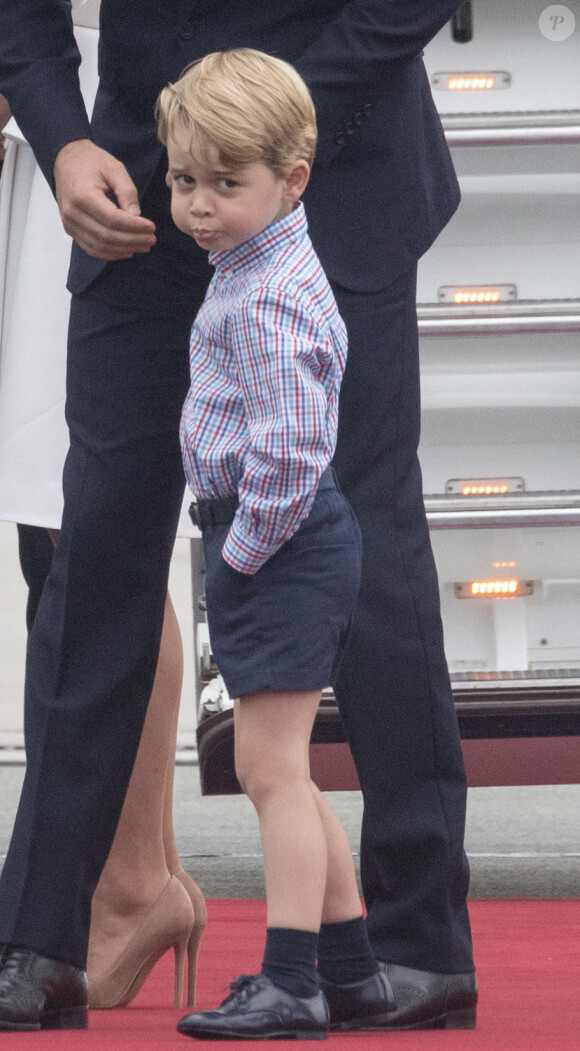Le prince William, duc de Cambridge, et le prince George - Le couple princier d'Angleterre à leur arrivée à l'aéroport Chopin à Varsovie, à l'occasion de leur voyage de deux jours en Pologne. Le 17 juillet 2017.