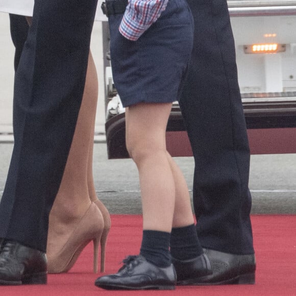 Le prince William, duc de Cambridge, et le prince George - Le couple princier d'Angleterre à leur arrivée à l'aéroport Chopin à Varsovie, à l'occasion de leur voyage de deux jours en Pologne. Le 17 juillet 2017.
