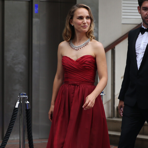 Natalie Portman - Inauguration de l'exposition "Chaumet en Majesté- Joyaux de souveraines depuis 1780" au Grimaldi Forum de Monaco le 11 juillet 2019. Après Pékin en 2017 et Tokyo en 2018, Chaumet met le cap sur la plus mythique des principautés et dévoile des pièces rares dont certaines sont exposées pour la première fois au public : pépites historiques ou joyaux spectaculaires, prêts de musées, de grandes familles ou de cours royales. © Sébastien Botella / Nice-Matin / Bestimage 11/07/2019 - MONACO