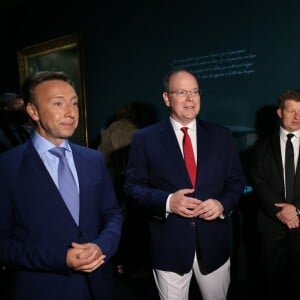 Stéphane Bern, le prince Albert II de Monaco - Inauguration de l'exposition "Chaumet en Majesté- Joyaux de souveraines depuis 1780" au Grimaldi Forum de Monaco le 11 juillet 2019. Après Pékin en 2017 et Tokyo en 2018, Chaumet met le cap sur la plus mythique des principautés et dévoile des pièces rares dont certaines sont exposées pour la première fois au public : pépites historiques ou joyaux spectaculaires, prêts de musées, de grandes familles ou de cours royales. © Sébastien Botella / Nice-Matin / Bestimag 11/07/2019 - MONACO