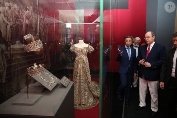 Stéphane Bern, le prince Albert II de Monaco - Inauguration de l'exposition "Chaumet en Majesté- Joyaux de souveraines depuis 1780" au Grimaldi Forum de Monaco le 11 juillet 2019. Après Pékin en 2017 et Tokyo en 2018, Chaumet met le cap sur la plus mythique des principautés et dévoile des pièces rares dont certaines sont exposées pour la première fois au public : pépites historiques ou joyaux spectaculaires, prêts de musées, de grandes familles ou de cours royales. © Sébastien Botella / Nice-Matin / Bestimage 11/07/2019 - MONACO