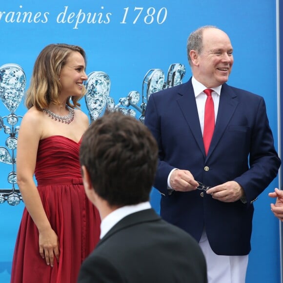 Natalie Portman, le prince Albert II de Monaco, Jean-Marc Mansvelt (directeur général de Chaumet International) - Inauguration de l'exposition "Chaumet en Majesté- Joyaux de souveraines depuis 1780" au Grimaldi Forum de Monaco le 11 juillet 2019. Après Pékin en 2017 et Tokyo en 2018, Chaumet met le cap sur la plus mythique des principautés et dévoile des pièces rares dont certaines sont exposées pour la première fois au public : pépites historiques ou joyaux spectaculaires, prêts de musées, de grandes familles ou de cours royales. © Sébastien Botella / Nice-Matin / Bestimage 11/07/2019 - MONACO