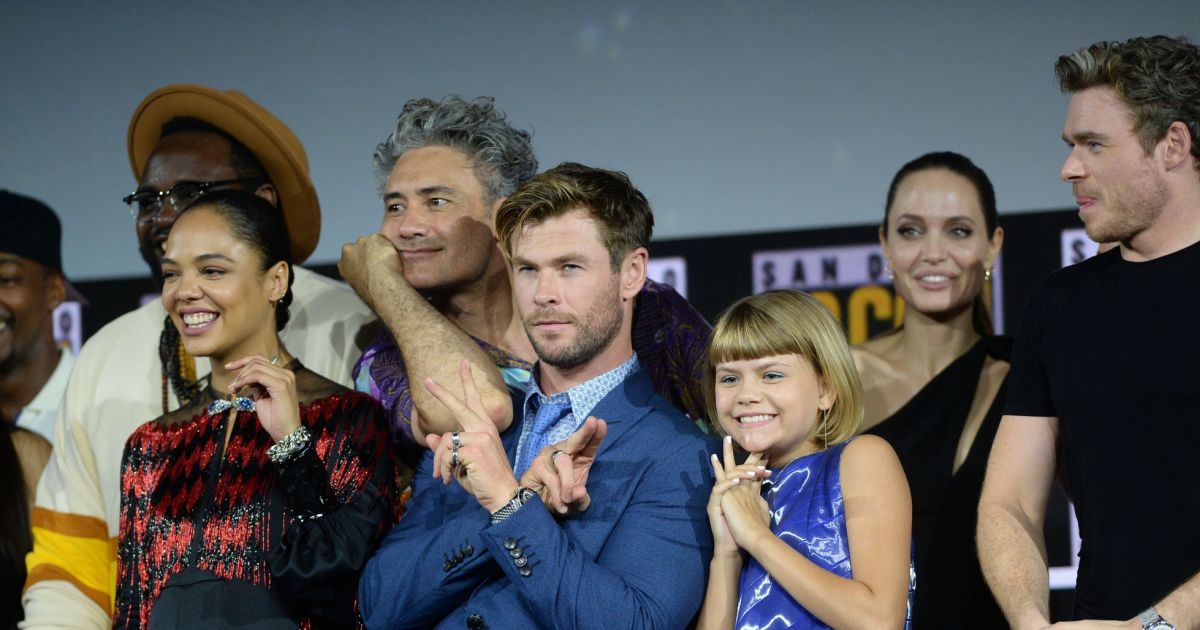 Tessa Thompson, Taika Waititi, Chris Hemsworth, Angelina ...