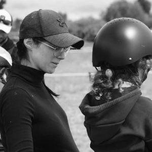 Inès, la femme de Moundir, et leur fille Aliya lors d'une séance d'équitation - Instagram, le 19 mai 2019