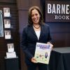 La sénatrice démocrate Kamala Harris lors de la lecture et dédicace de son livre "Superheroes Are Everywhere" chez Barnes & Noble à Los Angeles. Le 13 janvier 2019