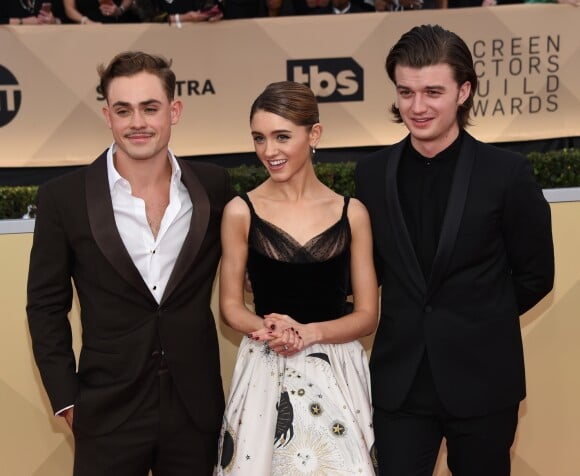 Dacre Montgomery, Natalia Dyer et Joe Keery à la 24ème soirée annuelle des acteurs Guild awards à l'Auditorium Shrine à Los Angeles, le 21 janvier 2018 © Chris Delmas/Bestimage