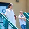 Angelina Jolie sort du magasin animalier PetSmart à Los Angeles accompagnée de sa fille Vivienne qui porte un petit lapin dans les bras. La petite Vivienne très souriante semble enchantée d'avoir adopté ce nouveau compagnon! Le 17 juillet 2019