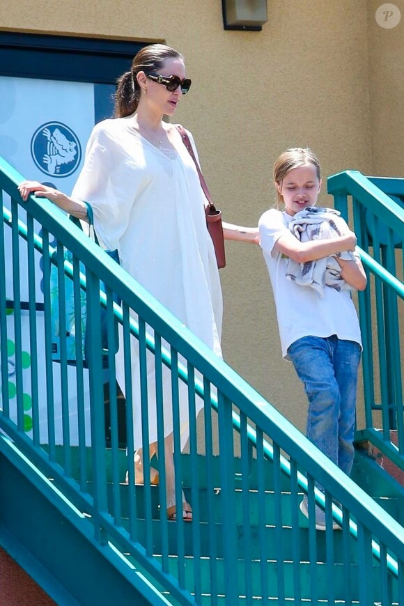 Angelina Jolie sort du magasin animalier PetSmart à Los Angeles accompagnée de sa fille Vivienne qui porte un petit lapin dans les bras. La petite Vivienne très souriante semble enchantée d'avoir adopté ce nouveau compagnon! Le 17 juillet 2019
