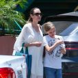 Angelina Jolie sort du magasin animalier PetSmart à Los Angeles accompagnée de sa fille Vivienne qui porte un petit lapin dans les bras. La petite Vivienne très souriante semble enchantée d'avoir adopté ce nouveau compagnon! Le 17 juillet 2019
