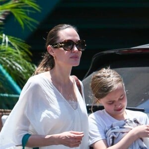 Angelina Jolie sort du magasin animalier PetSmart à Los Angeles accompagnée de sa fille Vivienne qui porte un petit lapin dans les bras. La petite Vivienne très souriante semble enchantée d'avoir adopté ce nouveau compagnon! Le 17 juillet 2019