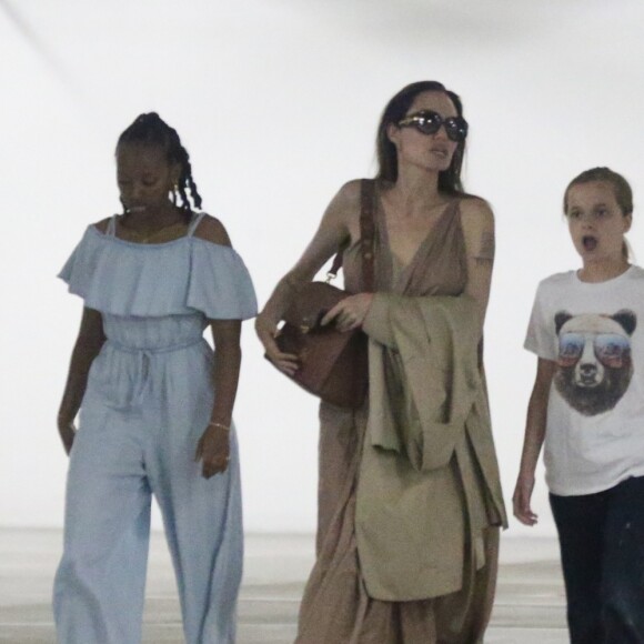 Angelina Jolie fait du shopping avec ses filles Vivienne Jolie-Pitt et Sahara Jolie-Pitt au centre commercial Century City à Los Angeles, le 23 juillet 2019