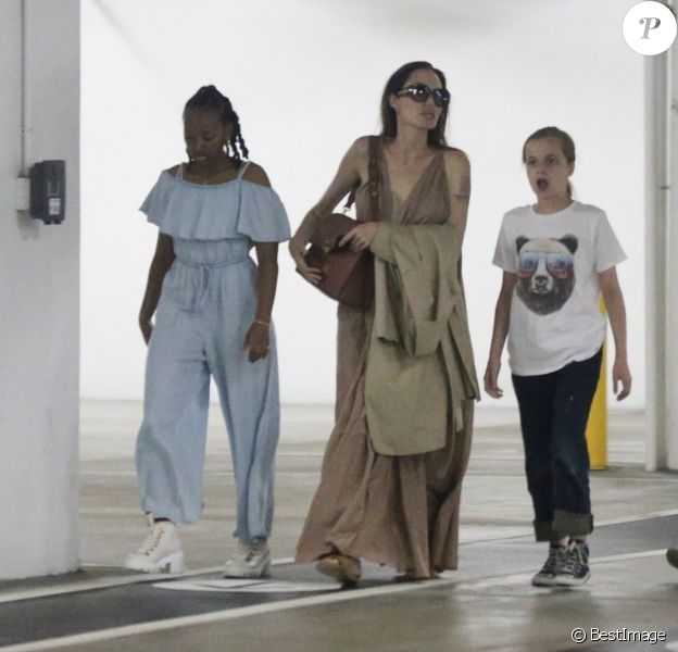 Angelina Jolie fait du shopping avec ses filles Vivienne Jolie-Pitt et Sahara Jolie-Pitt au centre commercial Century City à Los Angeles, le 23 juillet 2019