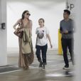 Angelina Jolie fait du shopping avec ses filles Vivienne Jolie-Pitt et Sahara Jolie-Pitt au centre commercial Century City à Los Angeles, le 23 juillet 2019