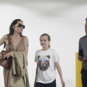 Angelina Jolie fait du shopping avec ses filles Vivienne Jolie-Pitt et Sahara Jolie-Pitt au centre commercial Century City à Los Angeles, le 23 juillet 2019