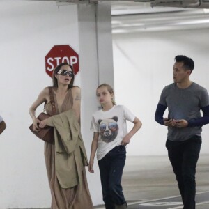 Angelina Jolie fait du shopping avec ses filles Vivienne Jolie-Pitt et Sahara Jolie-Pitt au centre commercial Century City à Los Angeles, le 23 juillet 2019