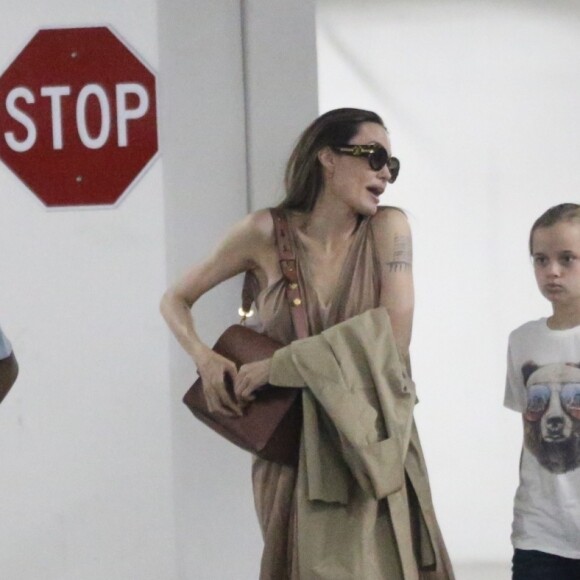 Angelina Jolie fait du shopping avec ses filles Vivienne Jolie-Pitt et Sahara Jolie-Pitt au centre commercial Century City à Los Angeles, le 23 juillet 2019