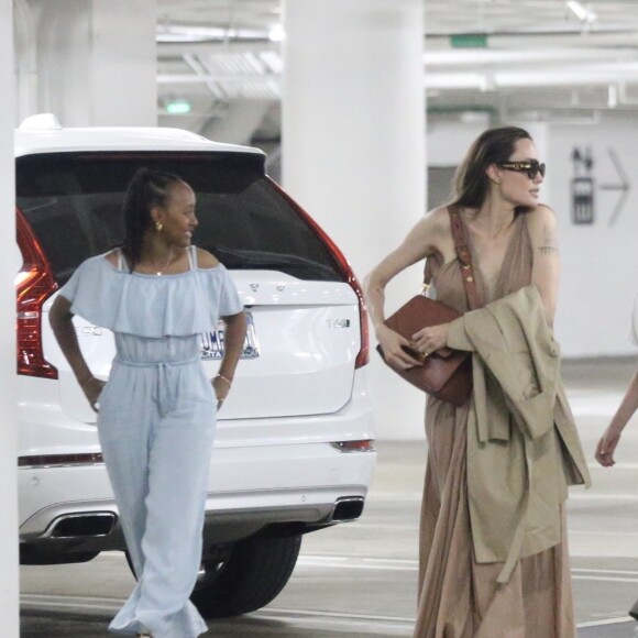 Angelina Jolie fait du shopping avec ses filles Vivienne Jolie-Pitt et Sahara Jolie-Pitt au centre commercial Century City à Los Angeles, le 23 juillet 2019
