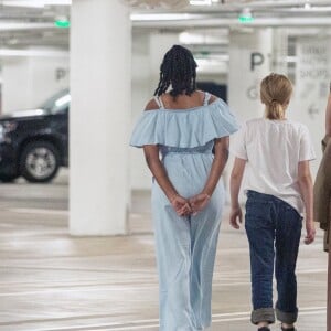 Angelina Jolie fait du shopping avec ses filles Vivienne Jolie-Pitt et Sahara Jolie-Pitt au centre commercial Century City à Los Angeles, le 23 juillet 2019