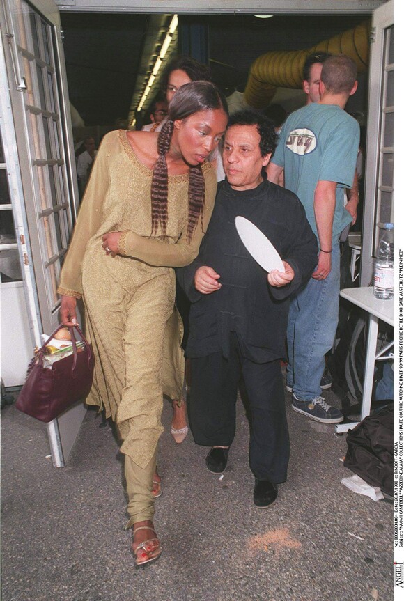 Naomi Campbell et Azzedine Alaïa à Paris en juillet 1998.