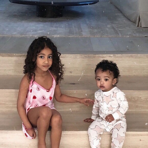 Kim Kardashian et sa fille Chicago sur Instagram.