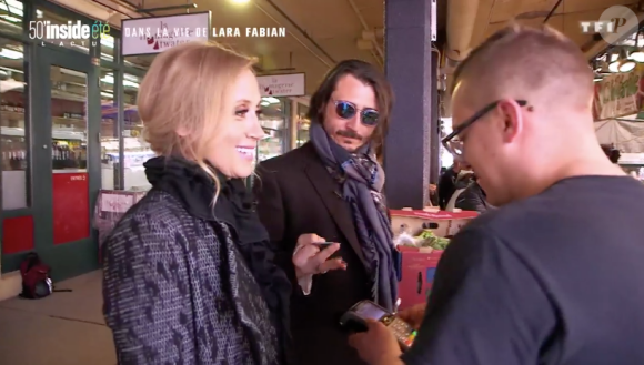 Lara Fabian et son mari Gabriel, filmés au marché à Montréal pour le magazine de TF1 50' Inside, diffusé le 27 juillet 2019.