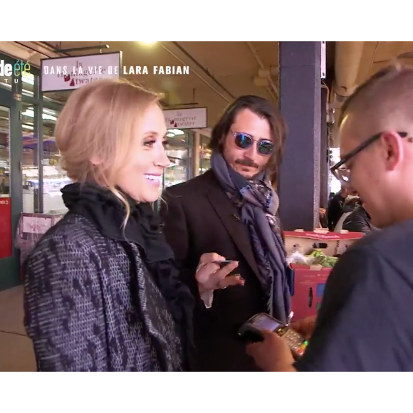 Lara Fabian et son mari Gabriel, filmés au marché à Montréal pour le magazine de TF1 50' Inside, diffusé le 27 juillet 2019.