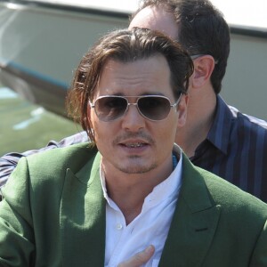 Johnny Depp s'est blessé au majeur droit lors d'un accès de colère avec Amber Heard. Johnny Depp, Scott Cooper et Dakota Johnson au 72e festival international du film de Venise , la Mostra, le 4 septembre 2015.