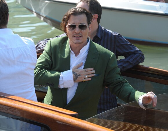 Johnny Depp s'est blessé au majeur droit lors d'un accès de colère avec Amber Heard. Johnny Depp, Scott Cooper et Dakota Johnson au 72e festival international du film de Venise , la Mostra, le 4 septembre 2015.