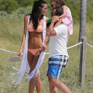 Exclusif - Arnaud Lagardère avec sa femme Jade Foret et leurs enfants Liva, Mila et Emery se relaxent sur une plage de Miami le 9 avril 2017.